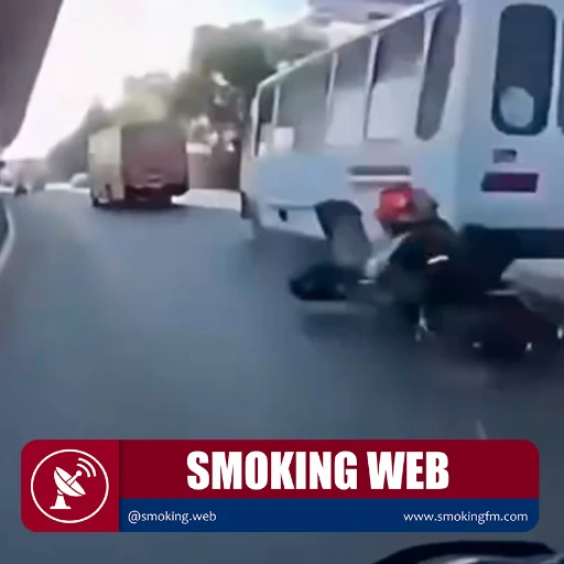 Motociclista se salva de ser arrollada por un autobús tras sufrir un choque