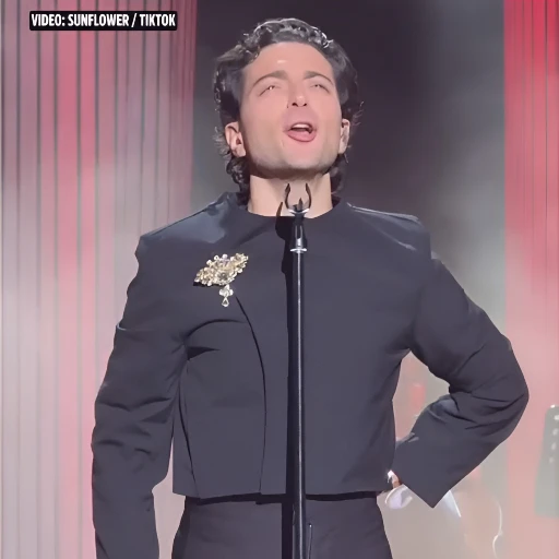 Cantante se deja el microfono en una actuacion