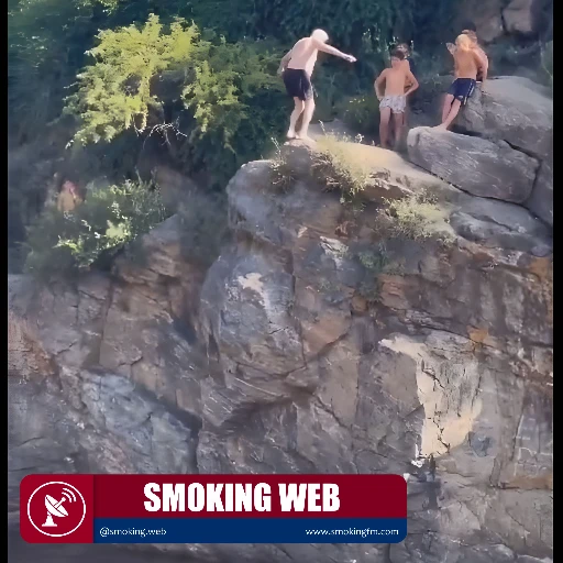 ¡A los 82 años! Un abuelo sorprende en Córdoba con un "mortal" perfecto en un balneario