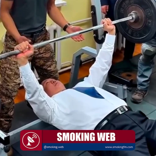 El presidente de Mongolia sorprende a tropas militares al levantar pesas de 90 kg