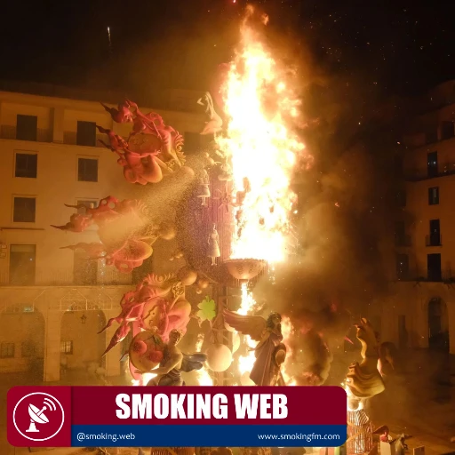 La palmera ilumina Alicante y da inicio a la mágica noche de la cremà