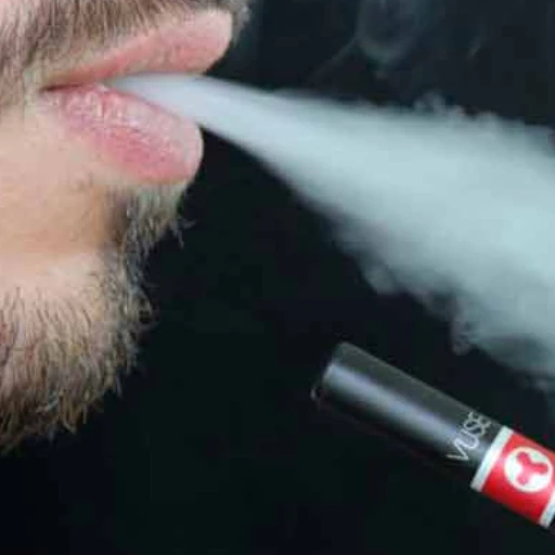 Médicos rusos alertan sobre una peligrosa enfermedad causada por el vapeo