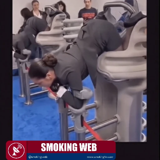 Simulación Precisa: Auxiliares de Vuelo Utilizan Sillas Especiales para Entrenamiento de Seguridad y