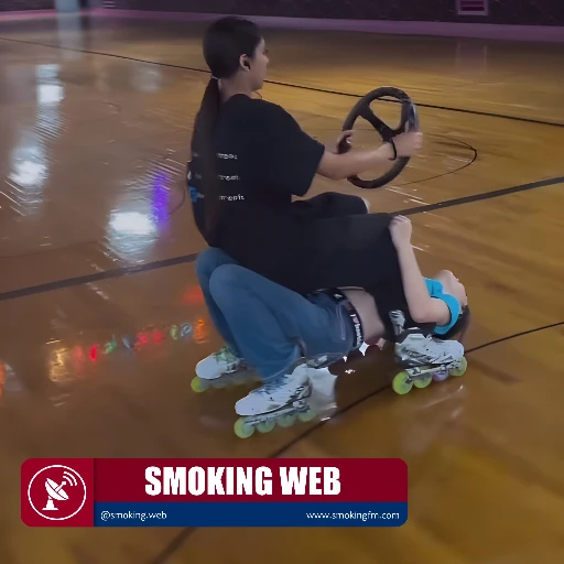 Patinaje de Fantasía: Dúo se Viraliza por Convertirse en un "Automóvil Humano" sobre Ruedas